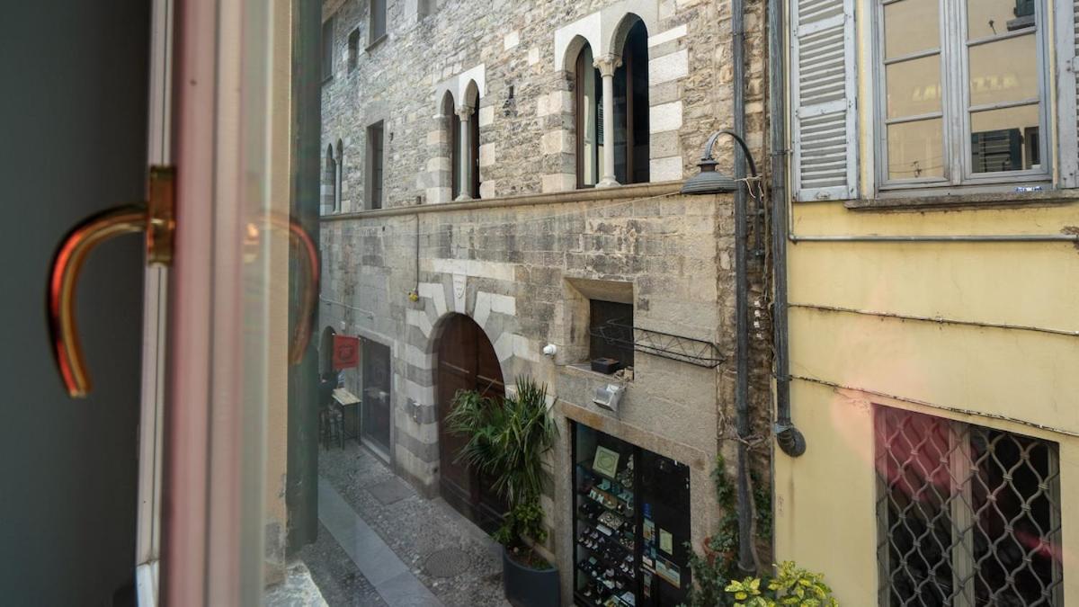 Alloggio Del 1400 Nel Cuore Del Centro Storico A 2 Min Dal Porto E Con 2 Bici Gratuite كومو المظهر الخارجي الصورة